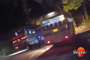 මෙච්චර විනාශයක් වෙලත් බස් දෙකක් මරු වේගෙන් රේස් ගිහින් - අපොයි වුණ අකරතැබ්බයක්