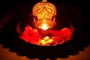 வீடுகளில் விளக்கேற்றும் பொழுது மறந்தும் இந்த தவறை மட்டும் செய்து விடாதீர்கள்