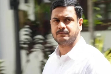 අල්ලස් කොමිසම අත්අඩංගුවට ගත් නාමල්ගේ ලේකම් රුපියල් ලක්ෂ 20ක ශරීර ඇප මත එළියට
