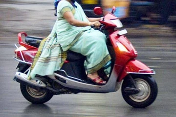 யாழில்  மோட்டார் சைக்கிளில் பயணித்த பெண்களுக்கு நேர்ந்த கதி!