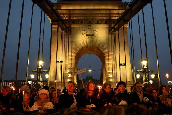 ஐரோப்பிய நாடொன்றை ஸ்தம்பிக்க வைத்த பொதுமக்கள்: பிரதமர் அலுவலகம் முற்றுகை | Hungary In Protest Over Child Abuse ஐரோப்பிய நாடொன்றை ஸ்தம்பிக்க வைத்த பொதுமக்கள்: பிரதமர் அலுவலகம் முற்றுகை | Hungary In Protest Over Child Abuse