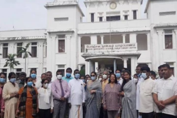 யாழ் நூலகத்திற்கு விஜயம் புரிந்த ரோசி சேனநாயக்க