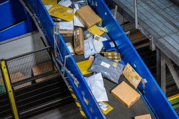 வெளிநாட்டில் இருந்து இலங்கைக்கு வந்த மர்ம பொதியால் அதிர்ச்சி