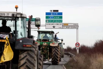பாரிஸ் முற்றுகை உறுதி... பிரான்சில் வலுக்கும் போராட்டம்
