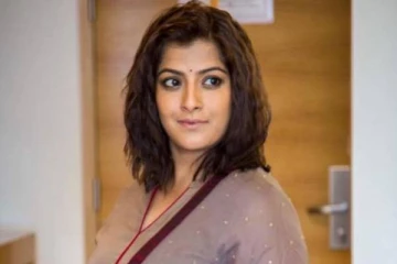 நடிகை வரலட்சுமி சரத்குமாரா இது? உடல் எடையை சுத்தமாக குறைத்து எப்படி உள்ளார் பாருங்க