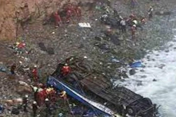 சாரதியின் கட்டுப்பாட்டை இழந்த பேருந்து: அற்றில் கவிழ்ந்து விபத்து! 10 பேர் பலி