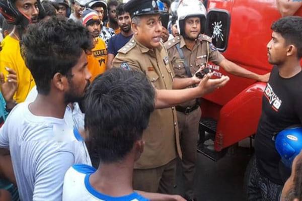 எரிபொருள் வழங்க கோரி வீதிக்கு இறங்கிய மக்கள் | People Take To The Streets Demanding Fuel