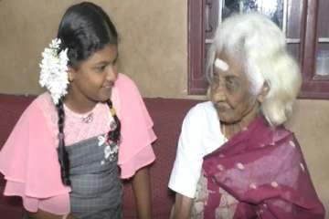 12 கொள்ளுப் பேரப்பிள்ளைகளுடன் 100வது பிறந்தநாளை கேக் வெட்டி கொண்டாடிய மூதாட்டி