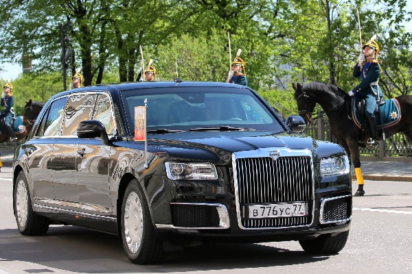 இந்தியாவுக்கு வரும் புடின்: விமானத்தில் கொண்டு வரப்பட்ட Aurus Senat கார்! மிரட்டும் தனித்துவம் | All About Putin S Auras Senat Arriving In India