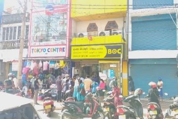 வவுனியாவில் பொருட் கொள்வனவில் குவியும் மக்கள் கூட்டம்