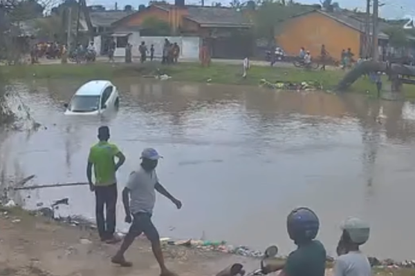 தமிழர் பகுதியொன்றில் கால்வாயில் கவிழ்ந்த கார் ; ஒரே குடும்பத்தைச் சேர்ந்த மூவருக்கு நேர்ந்த துயரம் | Car Overturned In A Drain In A Tamil Area