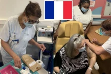 பிரான்சில் முதல் கொரோனா தடுப்பூசி போடப்பட்ட நபர் இவர் தான்! 3-வது தொற்றை பெறும் ஆபத்தில் நாடு என அச்சம்