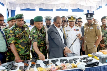 ஆயுதங்களுடன் சிக்கிய போதைப்பொருள் படகுகள்: பாதுகாப்பு பிரதி அமைச்சர் நேரில் ஆய்வு