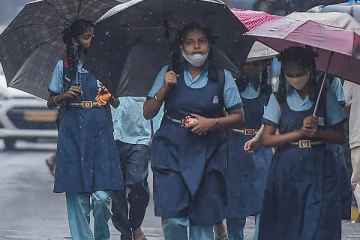 கொட்டும் கனமழை..!நீலகிரி மாவட்டத்தில் 4 தாலுக்கா பள்ளிகளுக்கு விடுமுறை