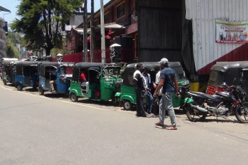 எரிபொருளுக்காக ஹட்டனில் சாரதிகள் நீண்ட வரிசையில் காத்திருப்பு