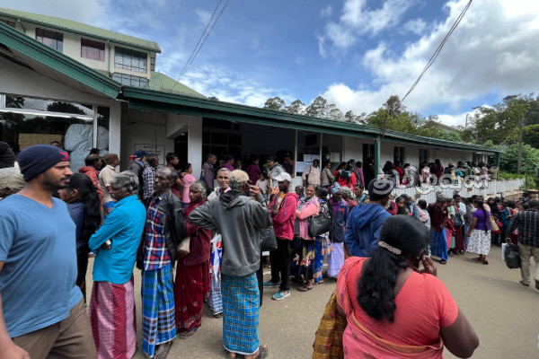 நுவரெலியாவில் மலசல கூட கழிவு நீரால் அசௌகரியத்திற்கு முகங்கொடுக்கும் மக்கள் | Nuwara Eliya Latrine Sewage Causes Discomfort