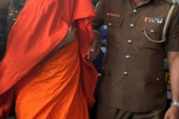கடத்தல்காரர்களை நாடிய விஹாராதிபதி அதிரடிக் கைது ! | A Viharadipati Was Arrested