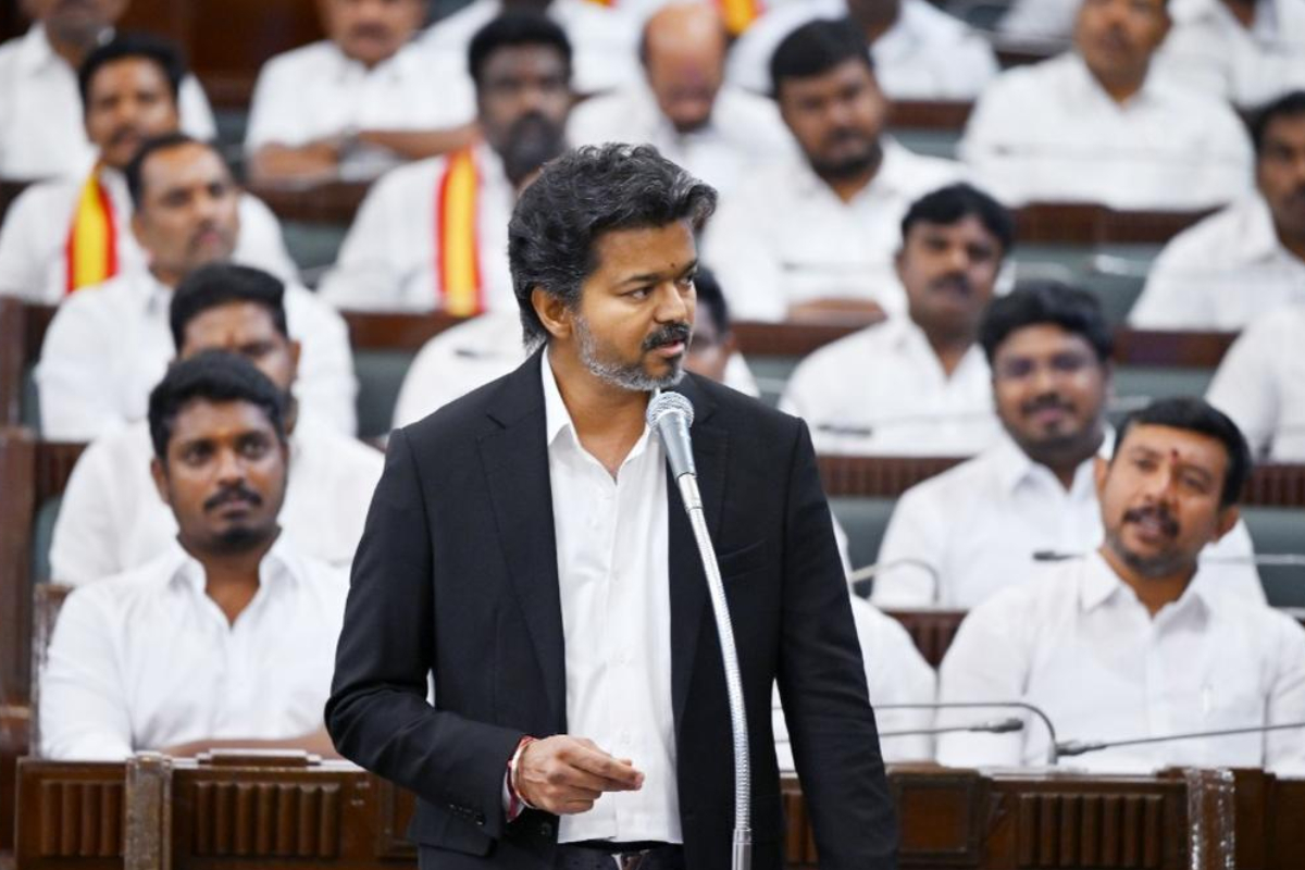 முதலமைச்சர் விஜய் அணிந்திருக்கும் இந்த சட்டையின் விலை எவ்வளவு தெரியுமா? முழு விவரம் இதோ | Trisha Insta Post Cm Vijay Shirt Price