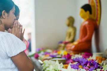 புத்தரை வணங்கிய வெளிநாட்டு பெண் பாலியல் துஸ்பிரயோகம்