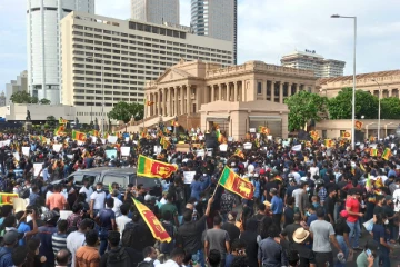 "කිසිම පාට පක්ෂ නොමැතිව රටේ පාලනයට එරහිව නැගී සිටින ජනතාව ඉන්නේ , කන්නෙ නැතිව පොඩි ළමයි බත් පැකට් එක ගෙනත් දිලා යනවා" ගාලුමුවදොර අරගලයේ වත්මන් තත්ත්වය...(VIDEO)