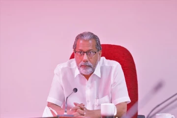 முன்னாள் அமைச்சருக்கெதிராக களமிறங்கிய அவரது சகோதரி