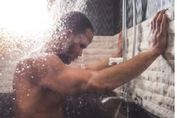 சூடான வெந்நீரில் குளிப்பதால் ஆண்களுக்கு இவ்வளவு பாதிப்பு ஏற்படுமா? இனி கவனமா இருங்க