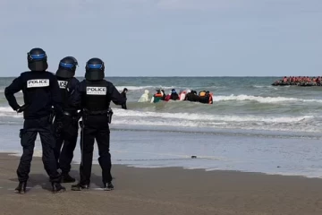 புலம்பெயர்வோரைத் தடுக்க கடலுக்குள் இறங்கும் பிரெஞ்சு பொலிசார்: பிரான்சிலேயே எதிர்ப்பு