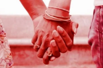 மூவருக்கு இடையில் தகராறு; காதலனின் கத்திக்குத்தில் காதலி படுகாயம்