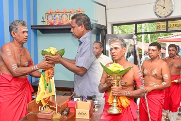 யாழ்.நல்லூர் திருவிழா பத்திரிகை மாநகரசபையிடம் கையளிப்பு