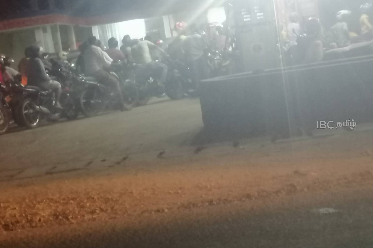 யாழ் - திருகோணமலை மாவட்டங்களில் எரிபொருளுக்கு மக்கள் வரிசையில்! | Fuel Shortage Fear Jaffna Trinco Queues யாழ் - திருகோணமலை மாவட்டங்களில் எரிபொருளுக்கு மக்கள் வரிசையில்! | Fuel Shortage Fear Jaffna Trinco Queues