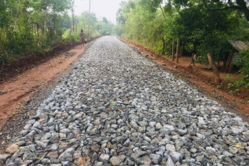 வவுனியா மணிபுரம் அன்னை திரேசா வீதி ஒரு வார காலமாக முடக்கம்: மாற்று வழியின்றி மக்கள் அவதி(Photos)