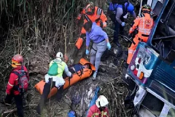 அமெரிக்காவில் பேருந்து ஒன்று பள்ளத்தாக்கில் கவிழ்ந்து விபத்து 30 பேர் பலி