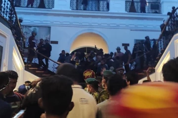 முற்றுகையிட்ட மக்கள்; தப்பியோடிய இலங்கை ஜனாதிபதி கோட்டாபாய!