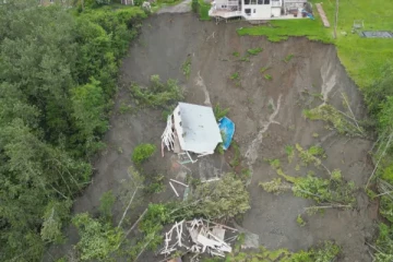 கனேடிய நகரம் ஒன்றில் ஏற்பட இருக்கும் நிலச்சரிவு முன்னெச்சரிக்கையாக வெளியேற்றப்பட்ட மக்கள்