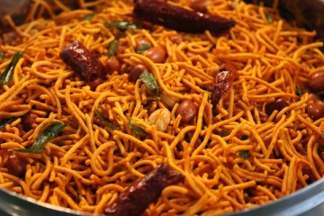 வீட்டிலேயே மொறு மொறுன்னு மிக்சர் தயார் செய்வது எப்படி? இப்படி ஒரு முறை செய்து அசத்துங்கள்