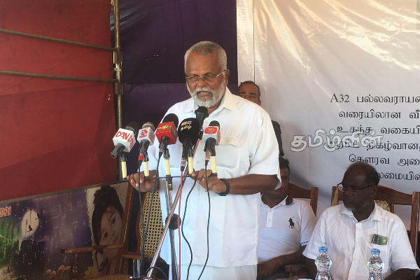 வாக்கு வேட்டைக்காக இனவாதத்தால் மக்களை தூண்டும் தமிழ் எம்.பிகள்: சாடுகிறார் டக்ளஸ் | Tamil People Gain Anti Ethnic Politics Douglas