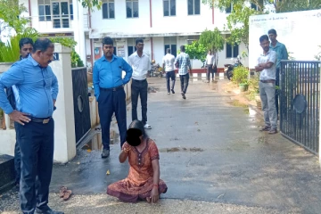 வேலணை பிரதேச சபையில் மழையில் நனைந்தபடி பெண் ஆர்ப்பாட்டம்; நடந்தது என்ன?