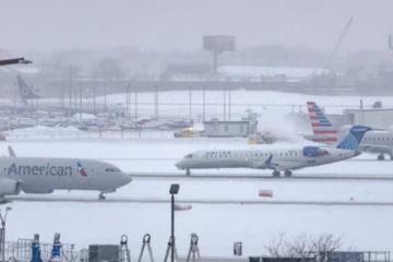 குளிர் காலநிலையால் அமெரிக்காவில் விமான சேவைகள் பாதிப்பு