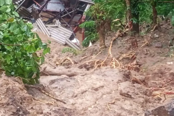 கலஹாவில் மண்சரிவில் புதையுண்ட குடும்பங்கள்; மீட்புப் பணிகள் தாமதம் | Kandy Landslide In Sri Lanka Floods