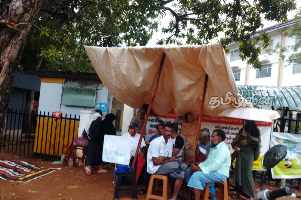 கொட்டும் கனமழையிலும் தொடர் போராட்டத்தில் ஈடுபடும் முத்து நகர் விவசாயிகள் | Muthu Nagar Farmers Satyagraha Protest 38Th Day