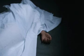 தனியாக வசித்த பெண் சந்தேகத்திற்கிடமான முறையில் உயிரிழப்பு