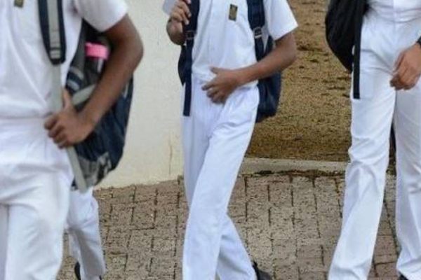 மட்டக்களப்பில் பாடசாலைக்குள் அத்துமீறி நுழைந்து மாணவனை தாக்கிய அரசியல்வாதி! | Politician School Batticaloa Assaulted Student
