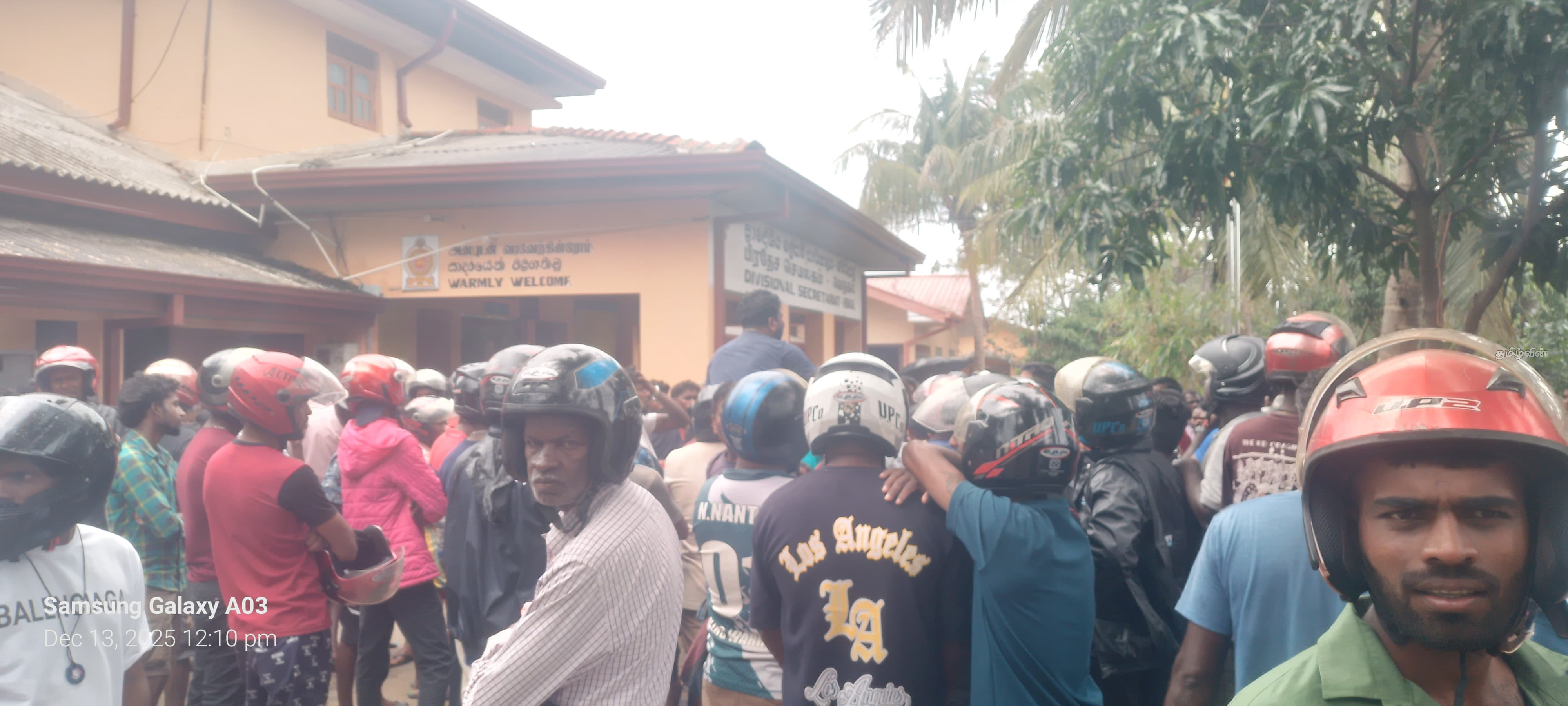 நிவாரணங்களை வழங்க கோரி பிரதேச செயலகத்தை முற்றுகையிட்ட மக்கள் 6 Gallery