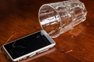 தண்ணீரில் நனைந்த செல்போனை சேதமாகாமல் சரி செய்வது எப்படி தெரியுமா?