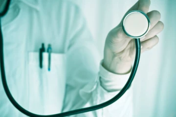 இளம் மனைவியை கொலை செய்ய முயன்ற வைத்தியருக்கு நேர்ந்த கதி