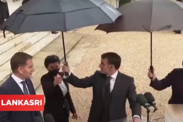 யாரையும் நெருங்கவிடாமல் பிரபல நாட்டின் பிரதமருக்கு தானே குடை பிடித்த பிரான்ஸ் ஜனாதிபதி! வைரலாகும் வீடியோ