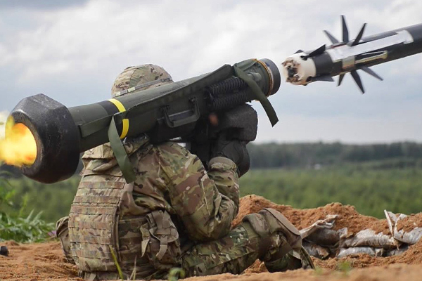 சீறிப்பாயும் அமெரிக்கா கொடுத்த ஆயுதம்; ரஷ்ய பீரங்கிகளை  துவம்சம் செய்யும்  உக்ரைன்! | Ukraine Launches Russian Artillery