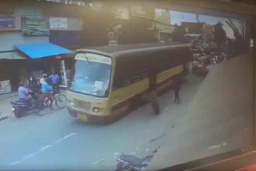 ஓடாத நில்லு..! - தனியாக கழண்டு ஓடிய அரசு பேருந்தின் டயர்