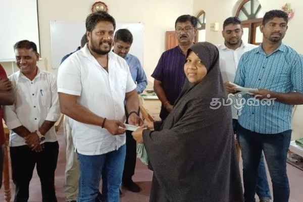 மட்டக்களப்பில் வீடுகளை நிர்மாணிப்பதற்கு காசோலைகள் வழங்கி வைப்பு | Cheques Deposited Construction Of Houses In Batti