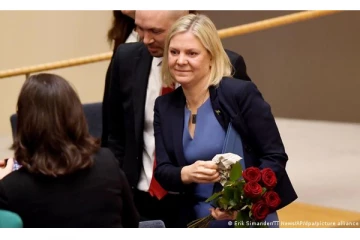 சுவீடனின் முதல் பெண் பிரதமர் - பதவியேற்ற சில மணிநேரங்களில் ராஜினாமா செய்தது ஏன்?